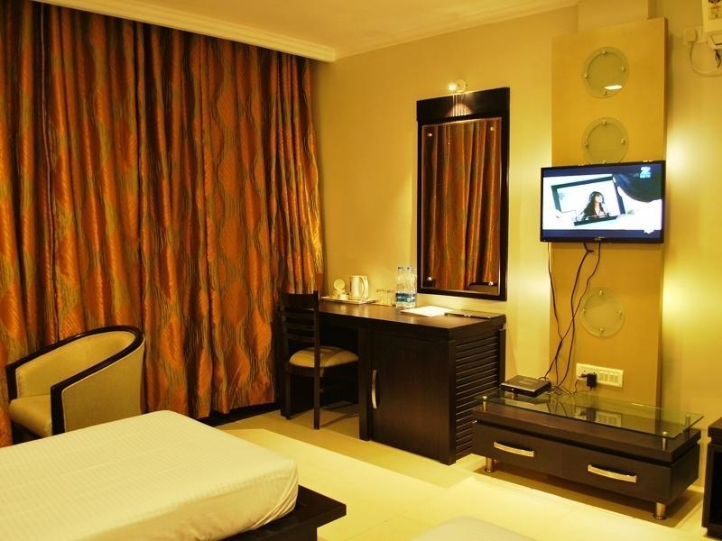 Hotel The Sapphire Grand Varanasi Habitación foto