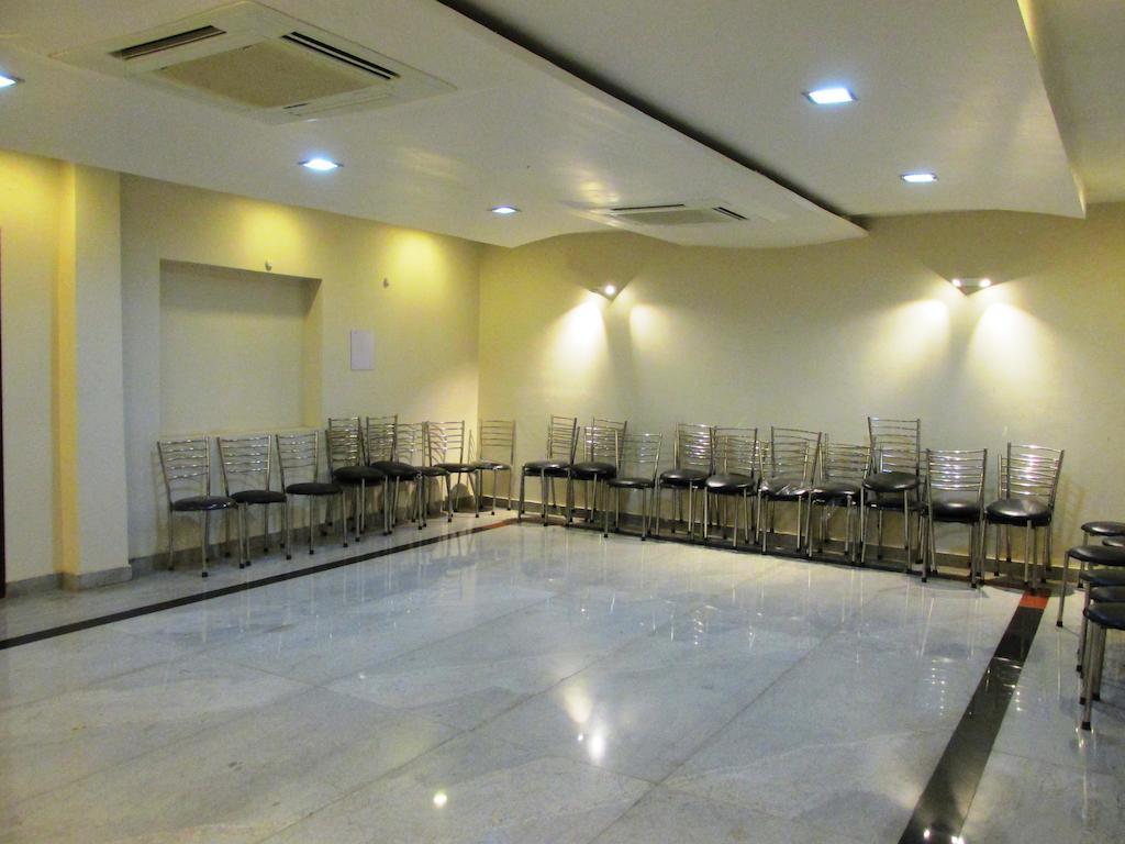 Hotel The Sapphire Grand Varanasi Exterior foto