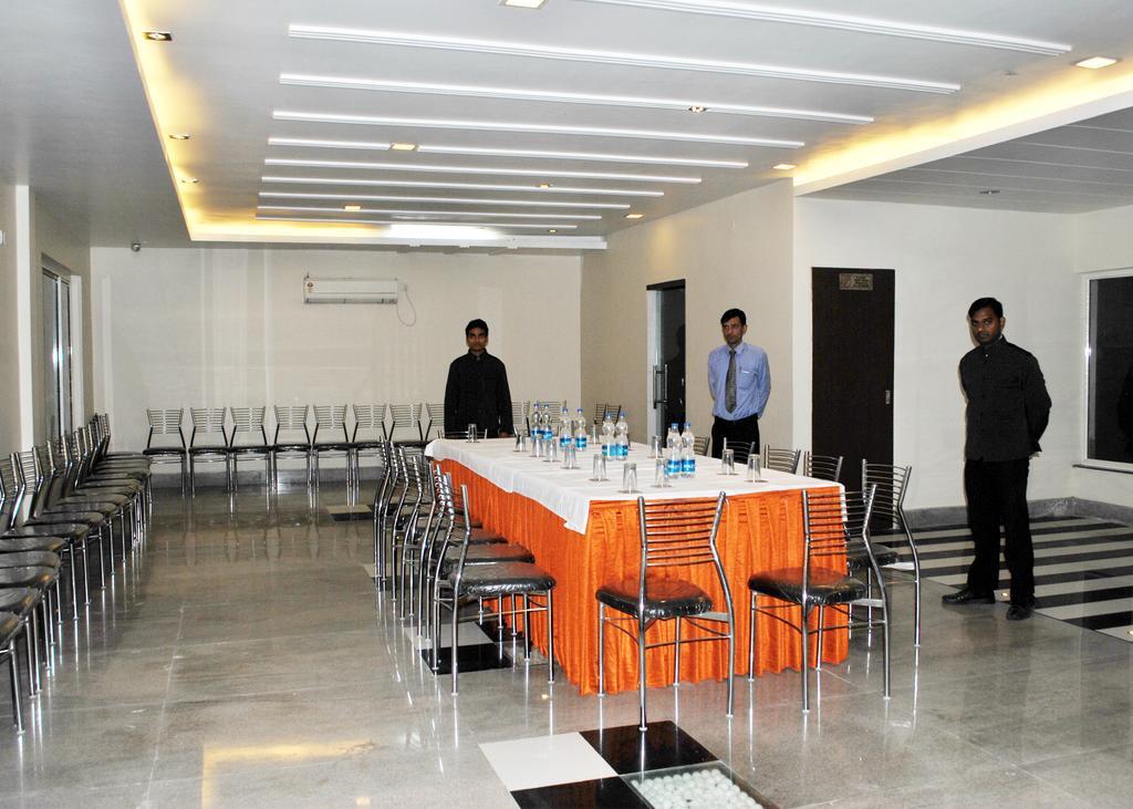 Hotel The Sapphire Grand Varanasi Exterior foto