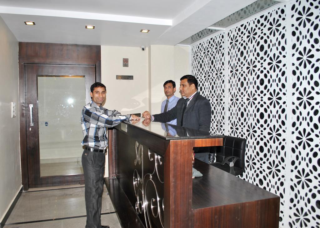 Hotel The Sapphire Grand Varanasi Exterior foto