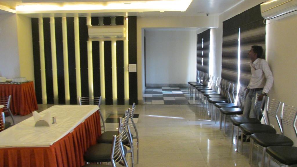 Hotel The Sapphire Grand Varanasi Exterior foto