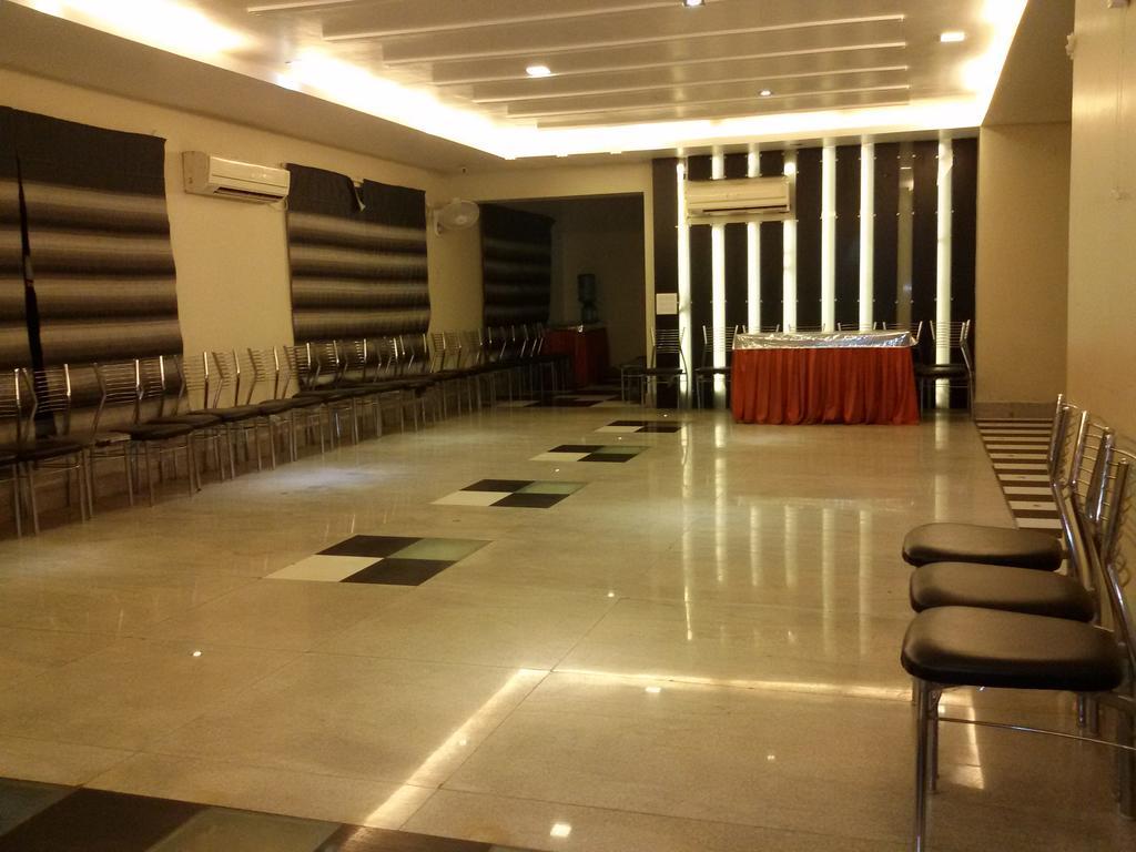 Hotel The Sapphire Grand Varanasi Exterior foto